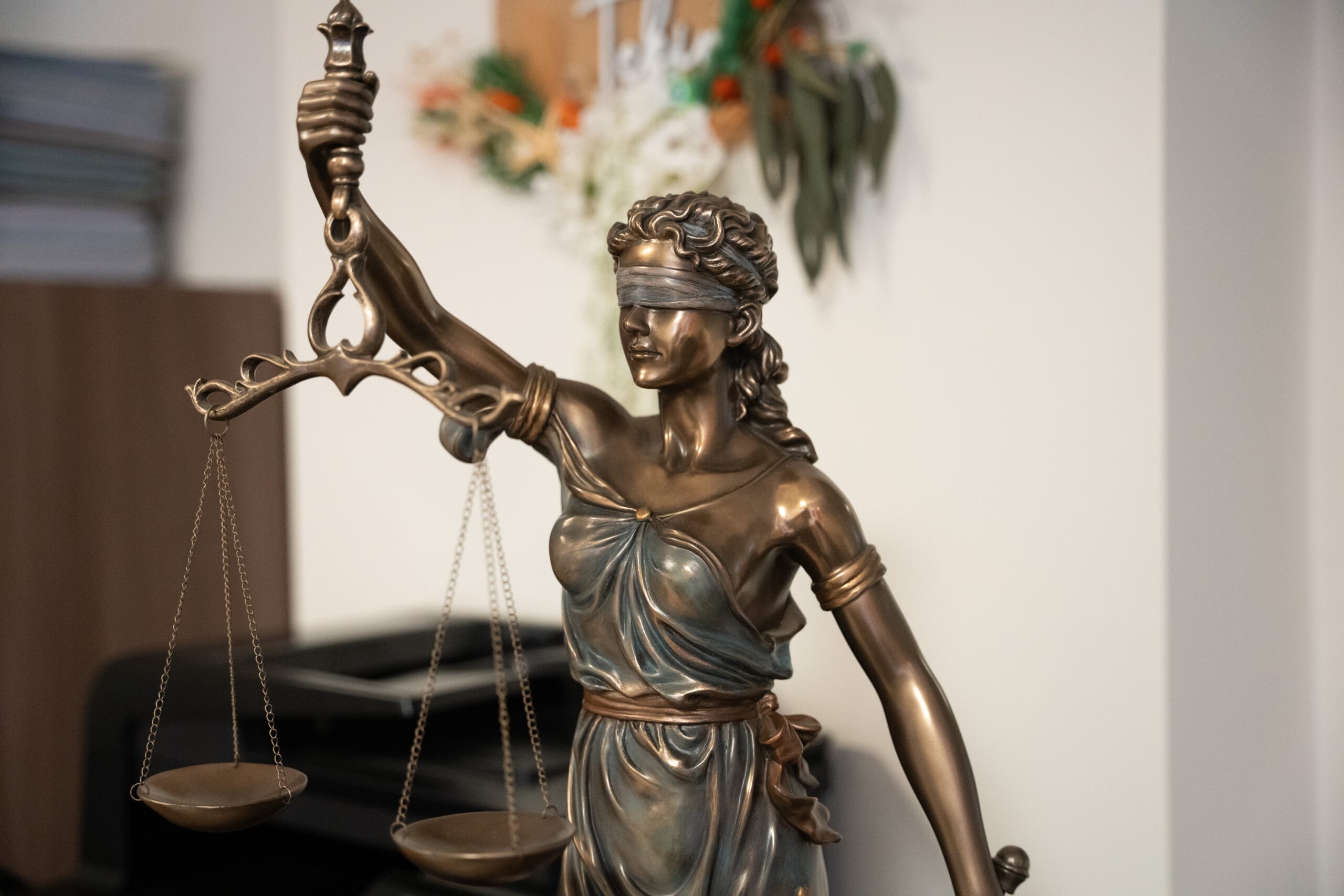 Justitia als Symbol für die Frage: Ist UNFALLNAVI eine Anwaltskanzlei?